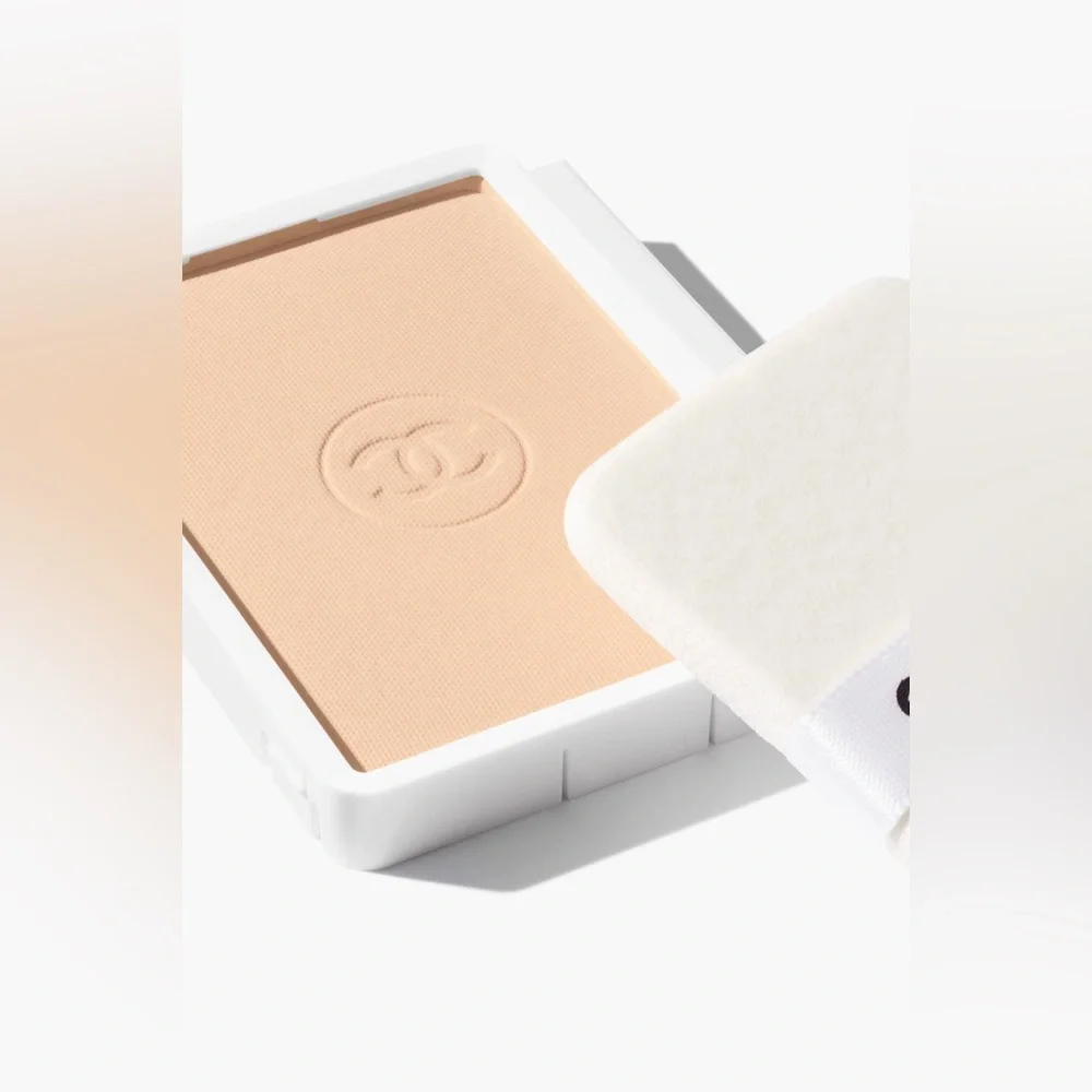 CHANEL LE BLANC COMPACT. BRIGHTENING COMPACT FOUNDATION LONG-LASTING RADIANC